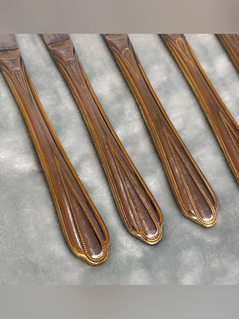 Hampton Silversmiths HSV209 Gold Accent Two Tone Stainless Knives Set of 7